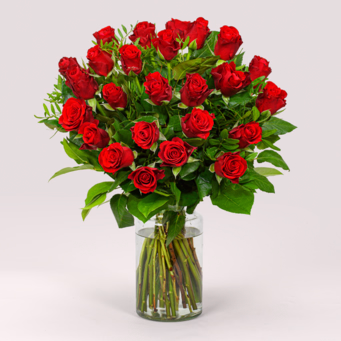 Roter Rosenstrauß mit Vase