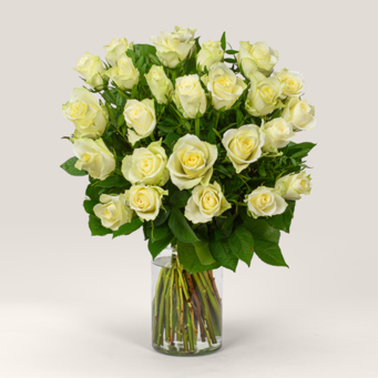 Weißer Rosenstrauß mit Vase