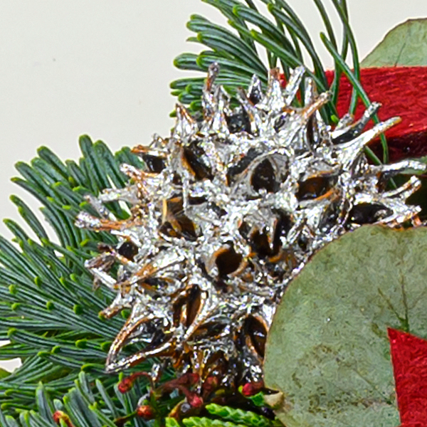 Adventsgesteck mit bordeauxfarbener Kerze mit Ferrero Giotto 3er