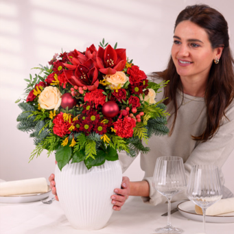 Premiumstrauß Festliche Bescherung mit Premiumvase & Ferrero Giotto 3er