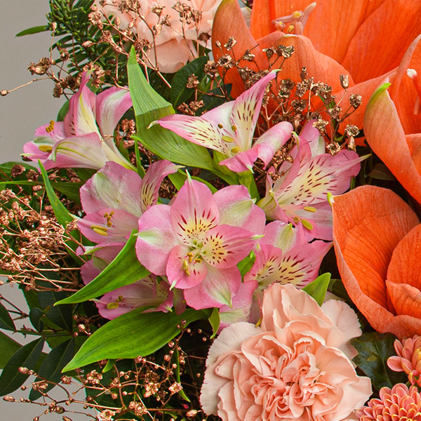 Blumenstrauß Weihnachtskuss mit Vase & Ferrero Giotto 3er