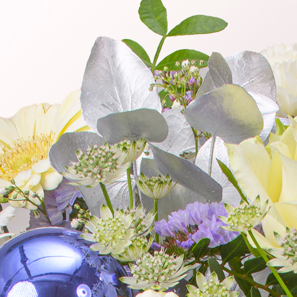 Premium Bouquet Schneezauber with Premium Vase & 3 Ferrero Giotto