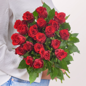 Rote Fairtrade Rosen im Bund mit Vase