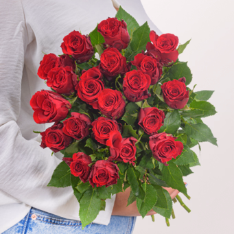 Rote Fairtrade Rosen im Bund mit Vase