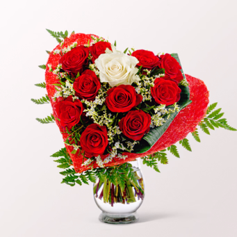 Rose Bouquet Romeo with vase & 3 Ferrero Giotto