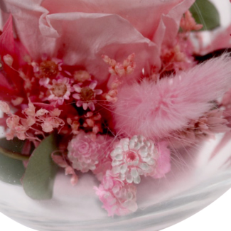 Rosa haltbare Rose im Glas