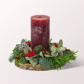 Adventsgesteck mit bordeauxfarbener Kerze mit Ferrero Giotto 3er