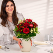 Blumenstrauß Weihnachtsüberraschung mit Vase & Ferrero Giotto 3er