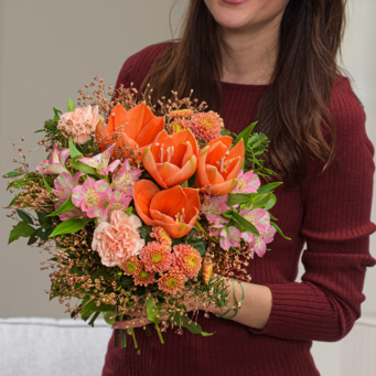 Blumenstrauß Weihnachtskuss mit Vase & Ferrero Giotto 3er