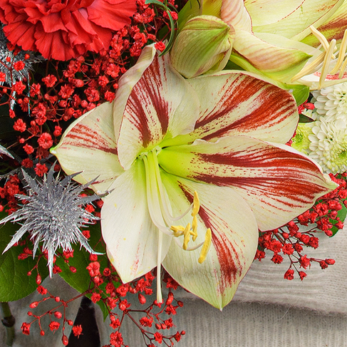 Flower Bouquet Winterode with vase & 3 Ferrero Giotto