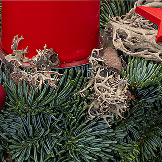 Red Coloured Wreath (Ø 30 cm) with 3 Ferrero Giotto