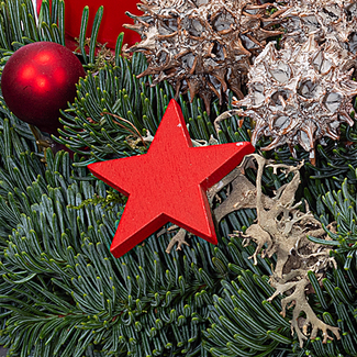 Roter Adventskranz (Ø 30 cm) mit Ferrero Giotto 3er