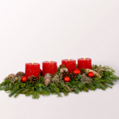 Rotes längliches Adventsgesteck mit Ferrero Giotto 3er