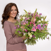 Premium Bouquet Helena with Premium Vase & 3 Ferrero Giotto