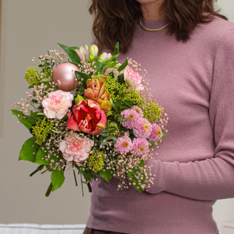 Blumenstrauß Winterglühen mit Vase & Ferrero Giotto 3er