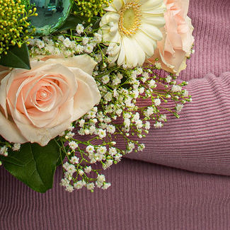 Premium Bouquet Wintertraum with Premium Vase & 3 Ferrero Giotto